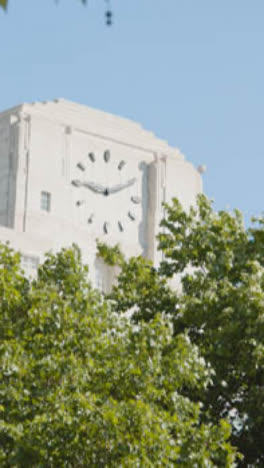 Vertical-Video-Of-Clock-On-Shell-Mex-Building-On-The-Embankment-in-London